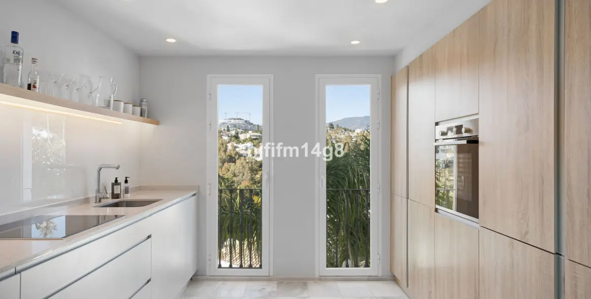 Sale of middle floor apartment in Benahavís 10