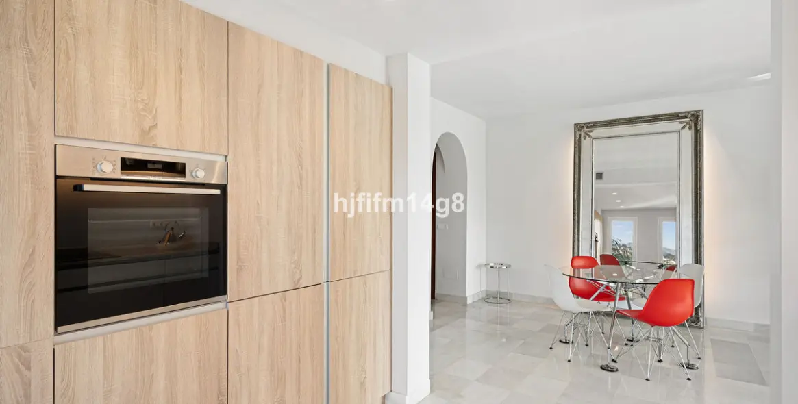 Sale of middle floor apartment in Benahavís 11