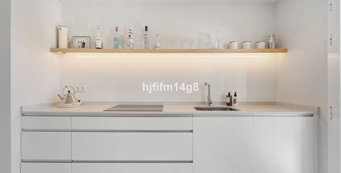 Sale of middle floor apartment in Benahavís 12