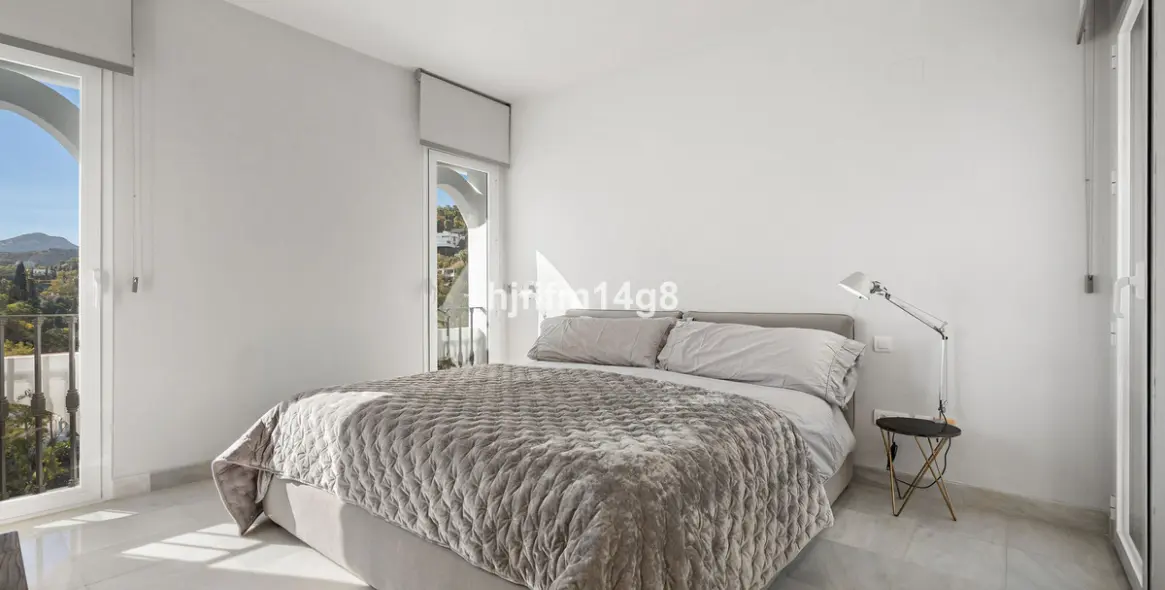 Sale of middle floor apartment in Benahavís 13