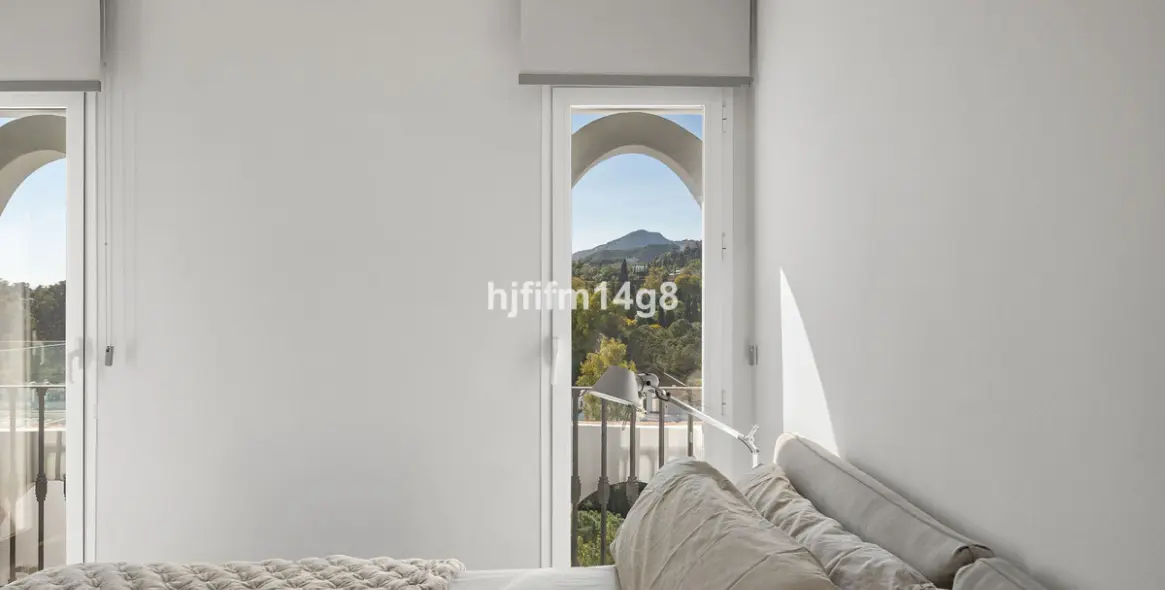 Sale of middle floor apartment in Benahavís 15