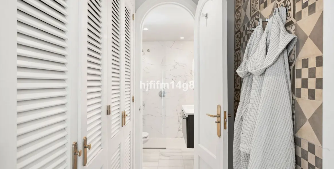 Sale of middle floor apartment in Benahavís 16