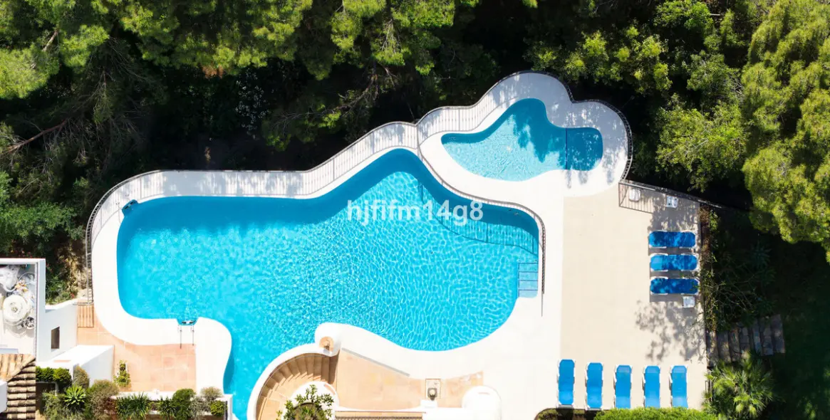 Sale of middle floor apartment in Benahavís 24