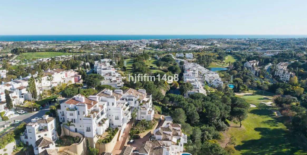 Sale of middle floor apartment in Benahavís 25