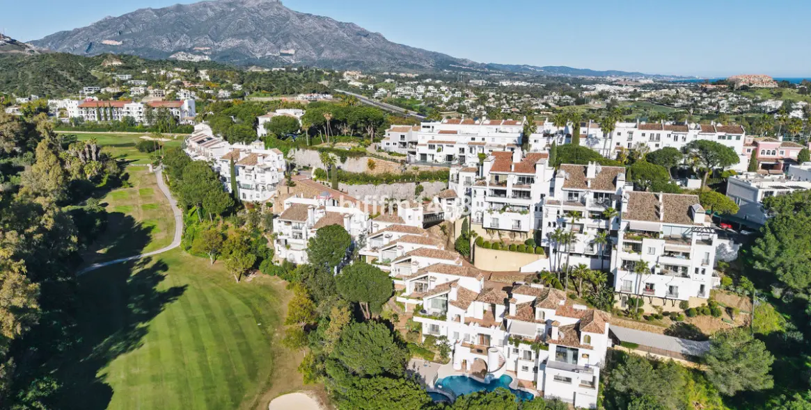 Sale of middle floor apartment in Benahavís 26