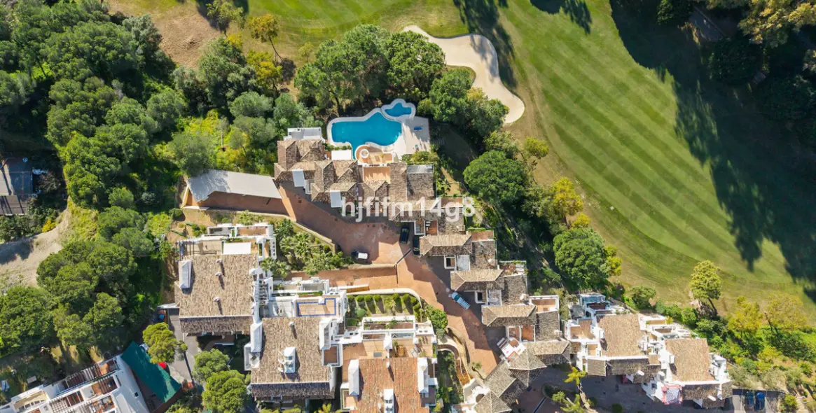 Sale of middle floor apartment in Benahavís 27