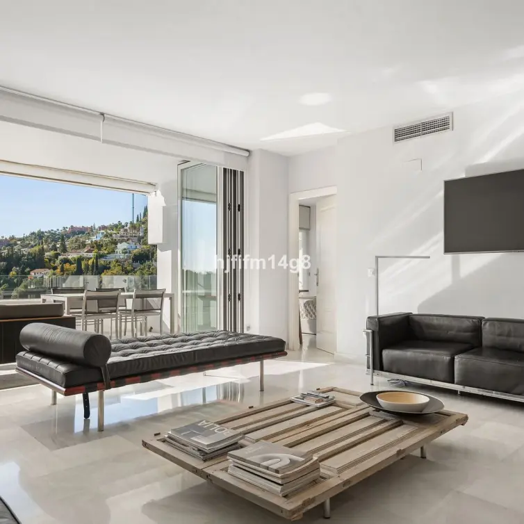 Sale of middle floor apartment in Benahavís