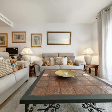 Продажа апартаментов на среднем этаже в Marbella