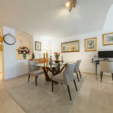 Продажа апартаментов на среднем этаже в Marbella