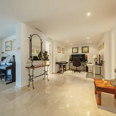 Продажа апартаментов на среднем этаже в Marbella