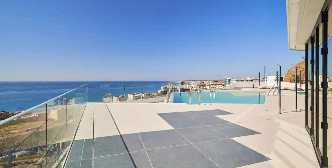 Sale of middle floor apartment in Fuengirola 35