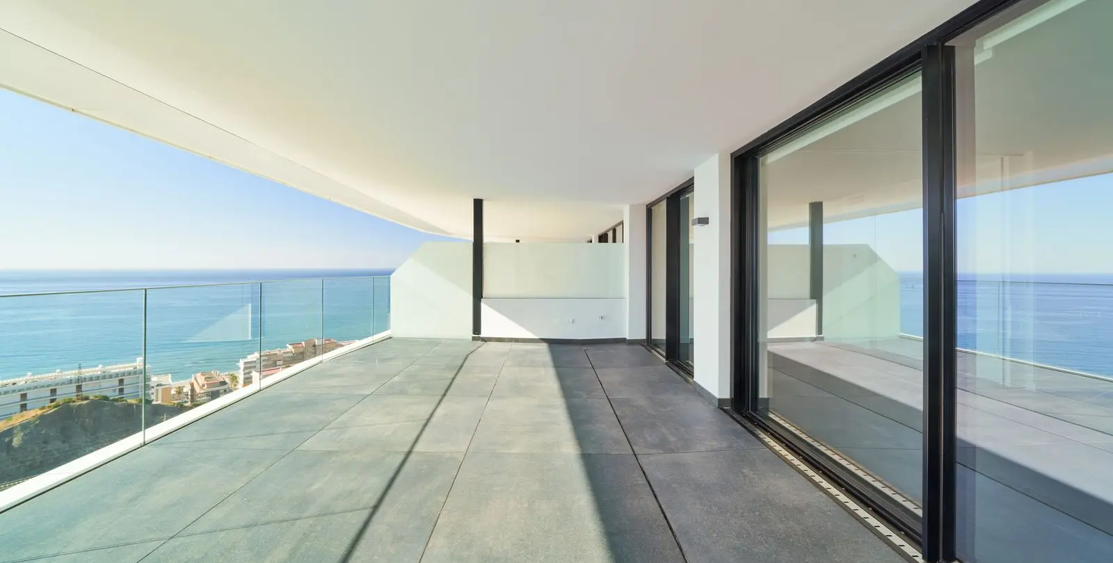 Sale of middle floor apartment in Fuengirola 2