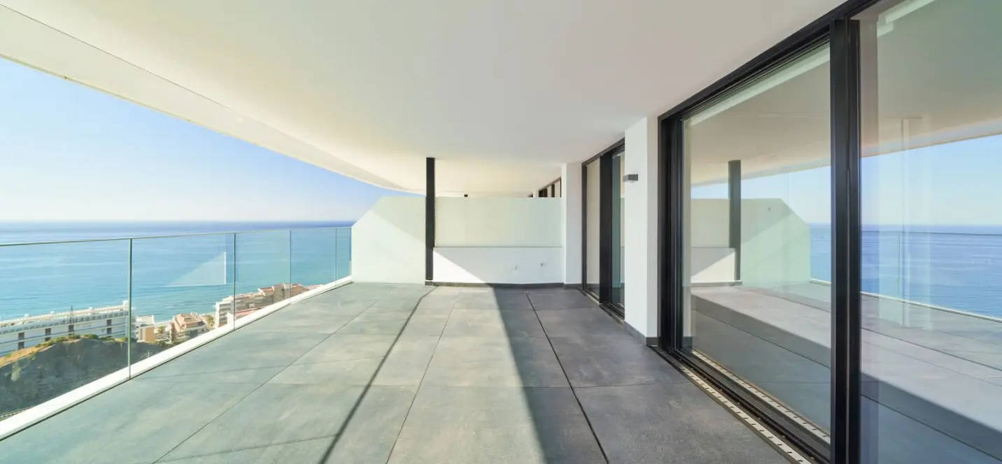 Sale of middle floor apartment in Fuengirola 1