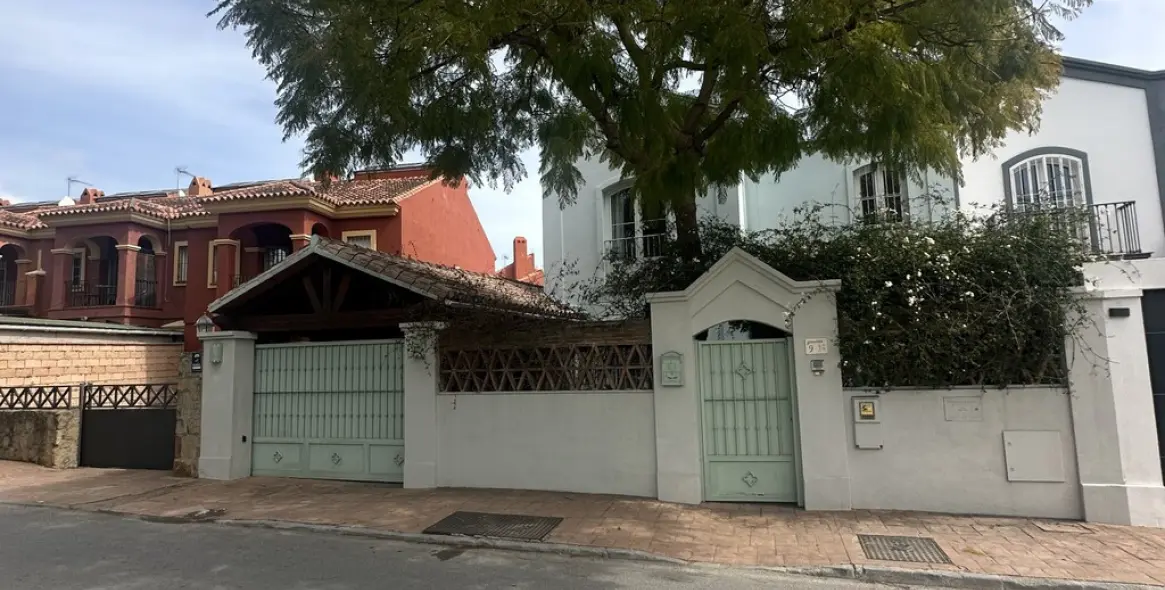 Продажа  отдельно стоящей виллы в Guadalmina Alta 32