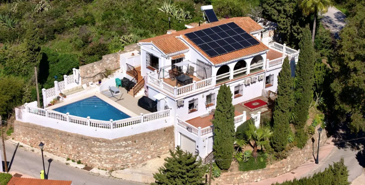 Sale of detached villa in Fuengirola 1