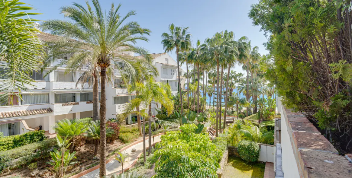 Venta de apartamento en planta media en The Golden Mile 1