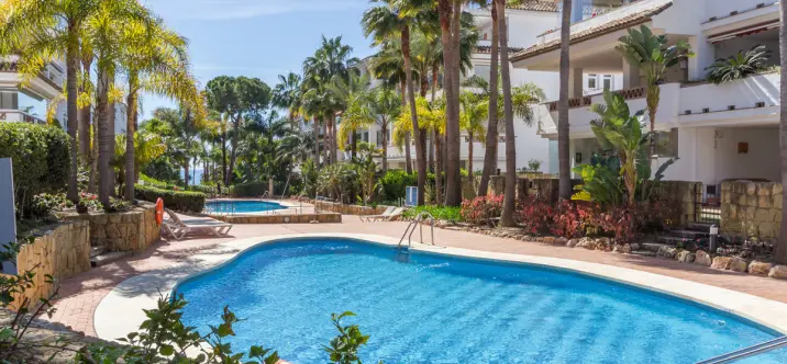 Venta de apartamento en planta media en The Golden Mile 1