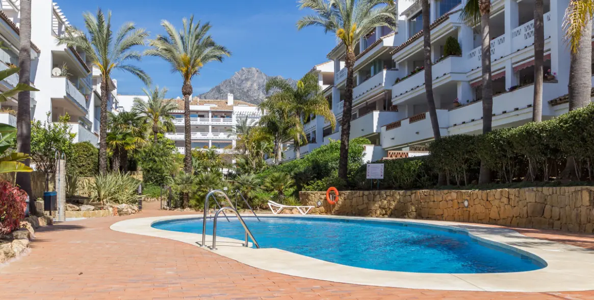 Venta de apartamento en planta media en The Golden Mile 5