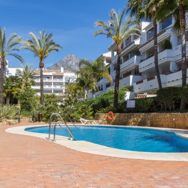 Venta de apartamento en planta media en The Golden Mile