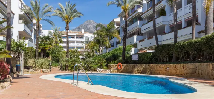 Venta de apartamento en planta media en The Golden Mile 4