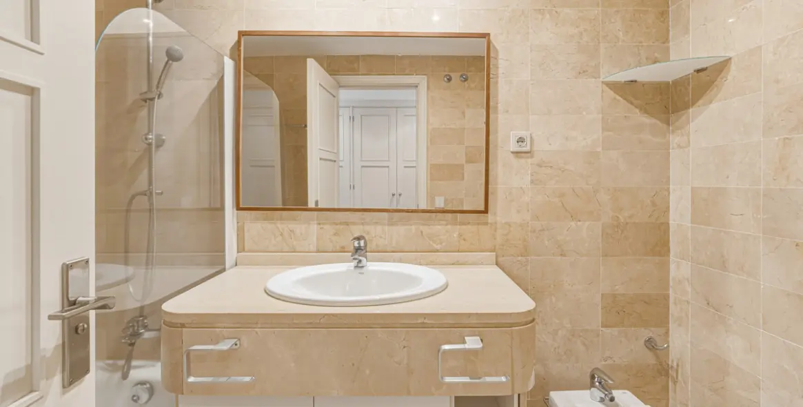 Venta de apartamento en planta media en The Golden Mile 6