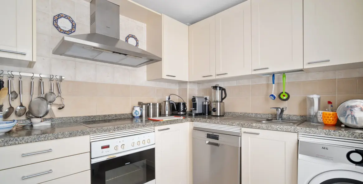 Venta de apartamento en planta media en The Golden Mile 9