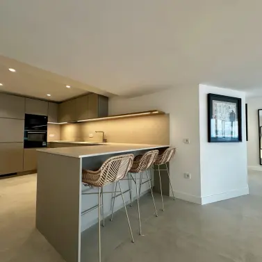 Venta de apartamento en planta media en Marbella