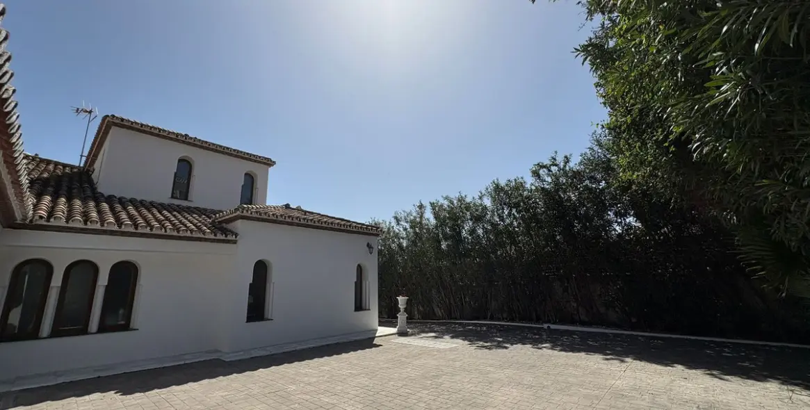 Alquiler a largo plazo de villa independiente en El Paraiso 7