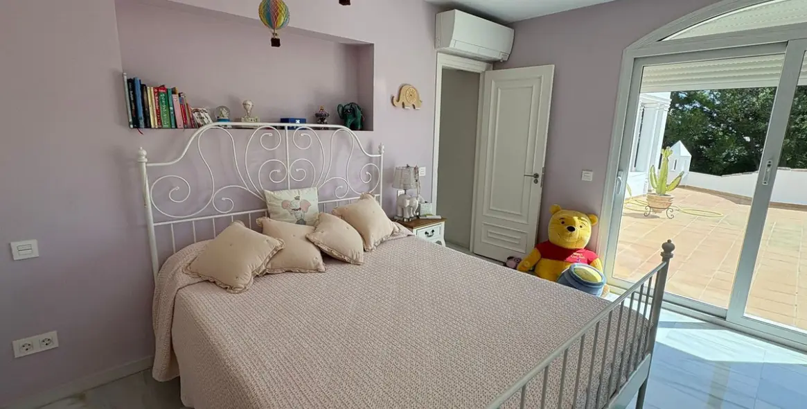 Alquiler a largo plazo de villa independiente en El Paraiso 11