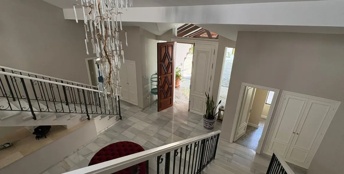 Alquiler a largo plazo de villa independiente en El Paraiso 13