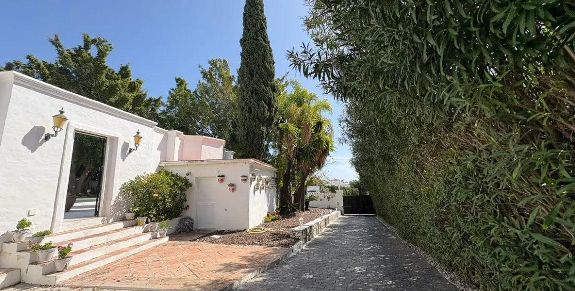 Alquiler a largo plazo de villa independiente en El Paraiso 14