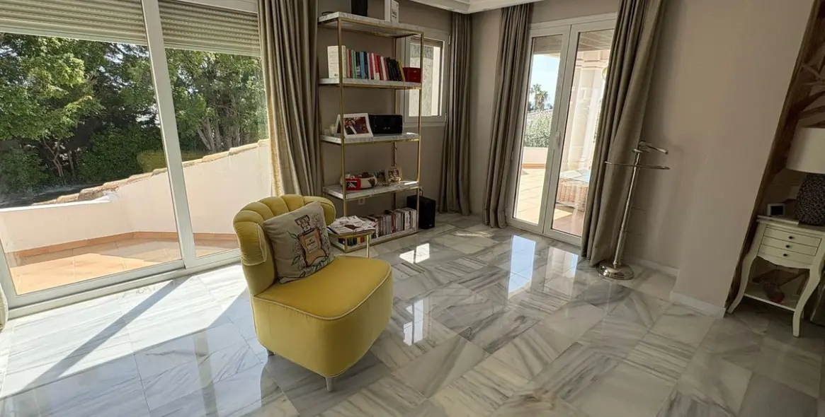 Alquiler a largo plazo de villa independiente en El Paraiso 20