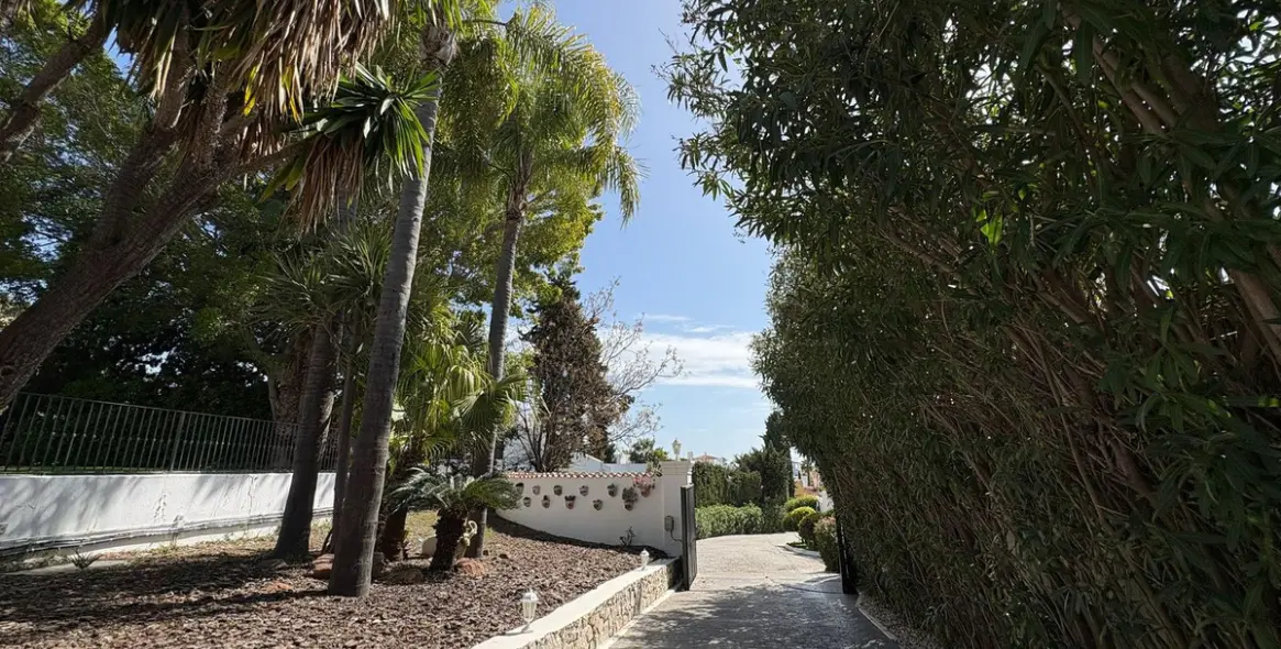 Alquiler a largo plazo de villa independiente en El Paraiso 46