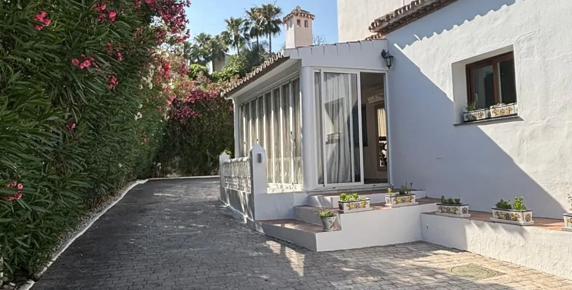 Alquiler a largo plazo de villa independiente en El Paraiso 57