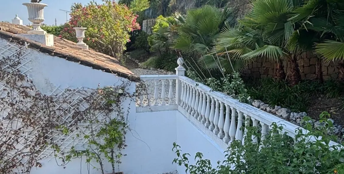 Alquiler a largo plazo de villa independiente en El Paraiso 60