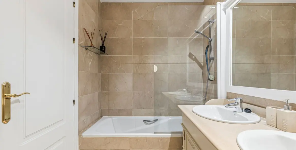 Venta de apartamento en planta baja en Los Arqueros 16