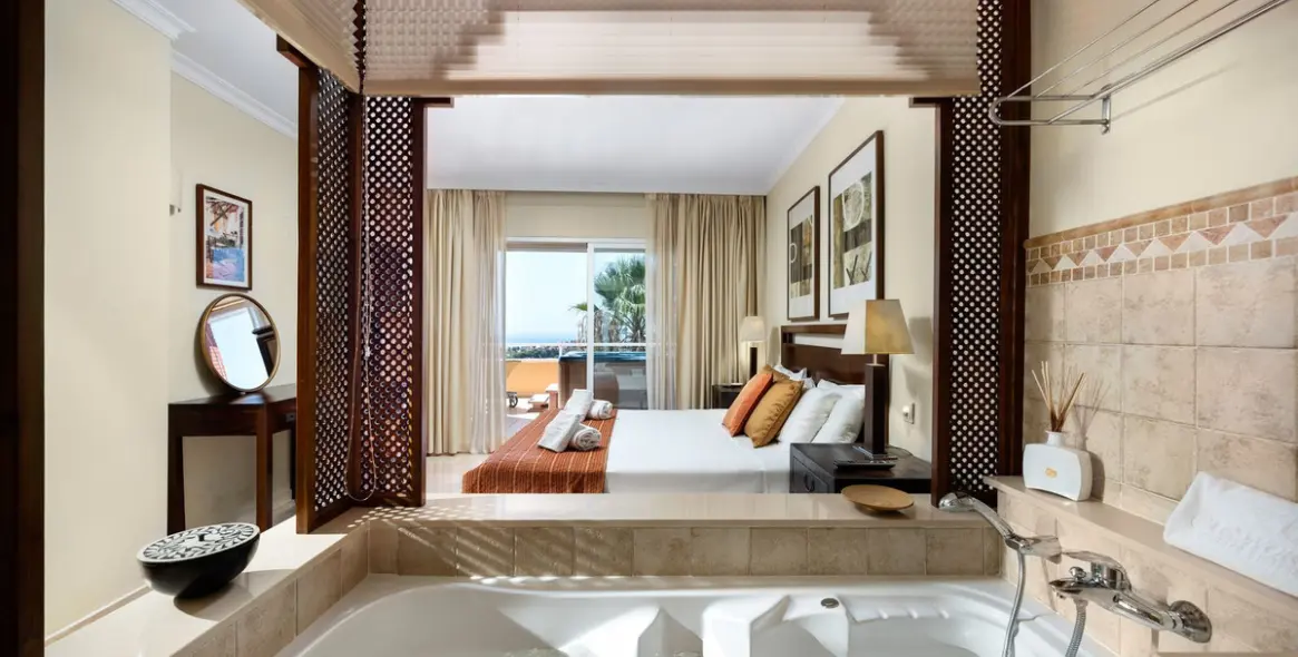 Venta de apartamento en planta media en Mijas Costa 12