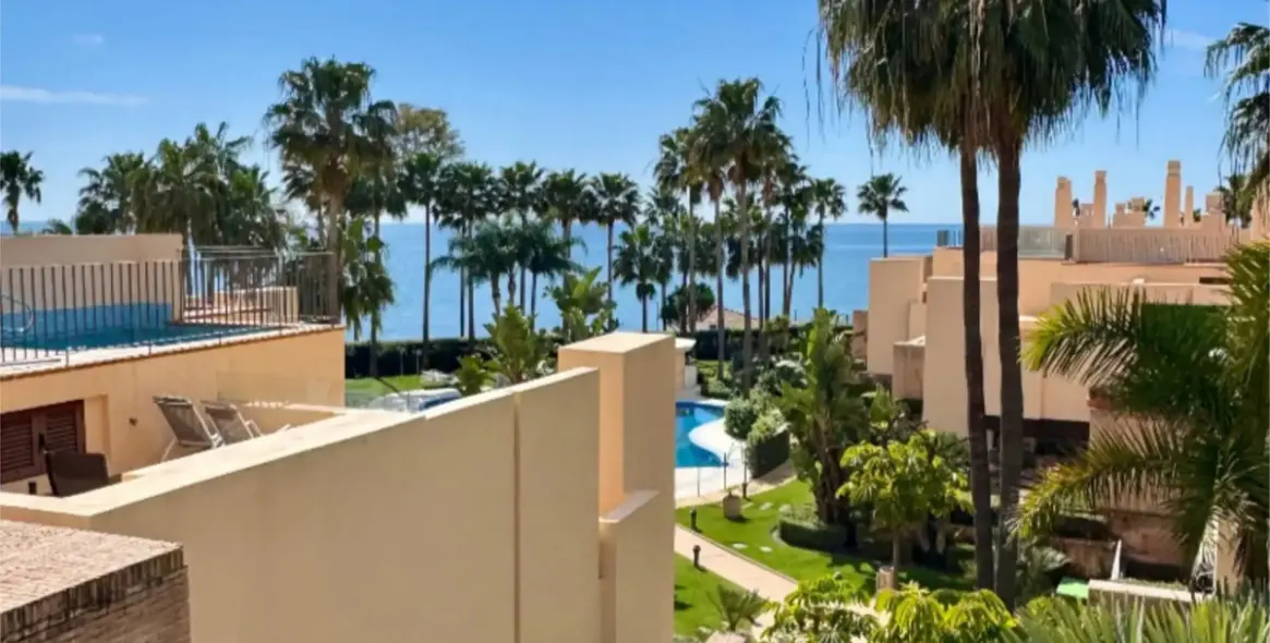 Venta de apartamento en planta media en Estepona 1