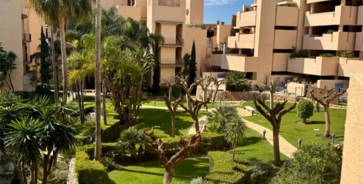 Venta de apartamento en planta media en Estepona 2
