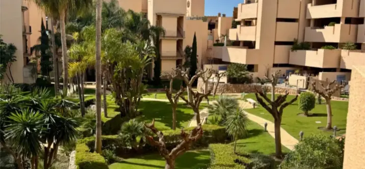 Venta de apartamento en planta media en Estepona 1