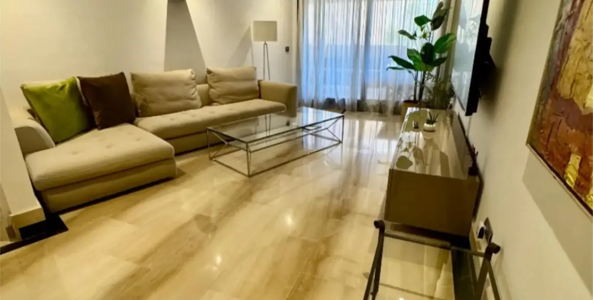 Venta de apartamento en planta media en Estepona 3