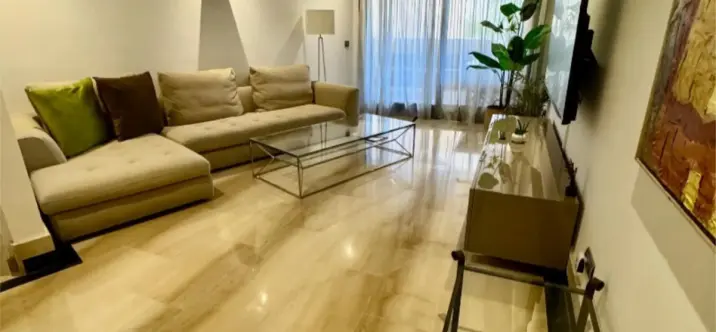 Venta de apartamento en planta media en Estepona 2