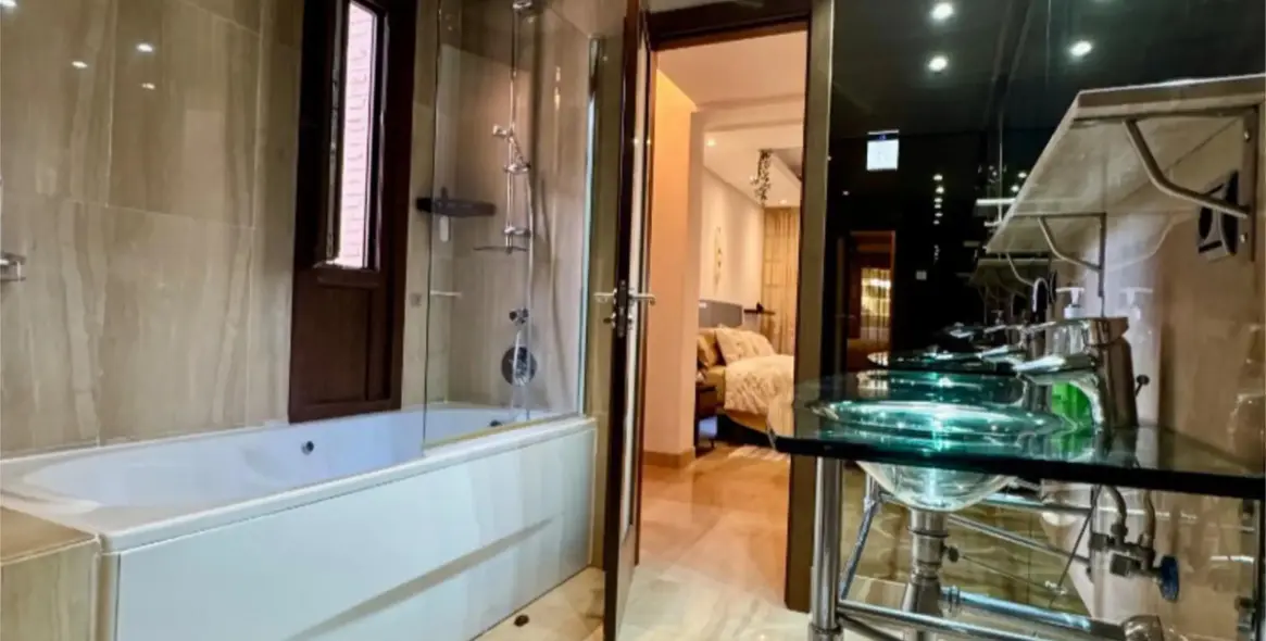 Venta de apartamento en planta media en Estepona 12