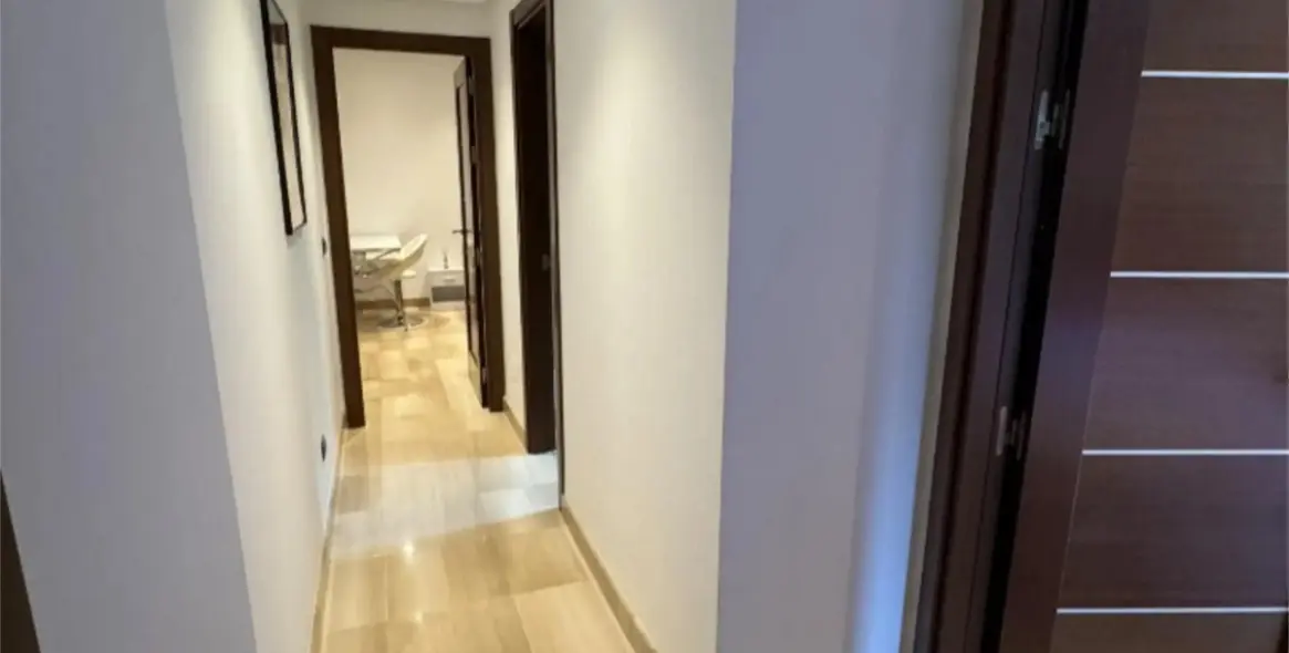 Venta de apartamento en planta media en Estepona 13