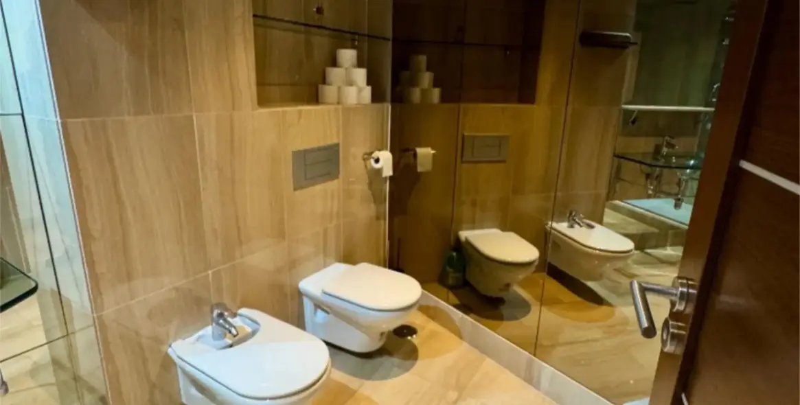 Venta de apartamento en planta media en Estepona 19