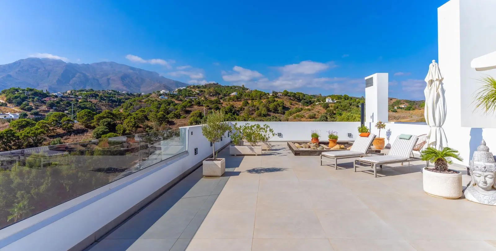 Sale of penthouse in Estepona 12