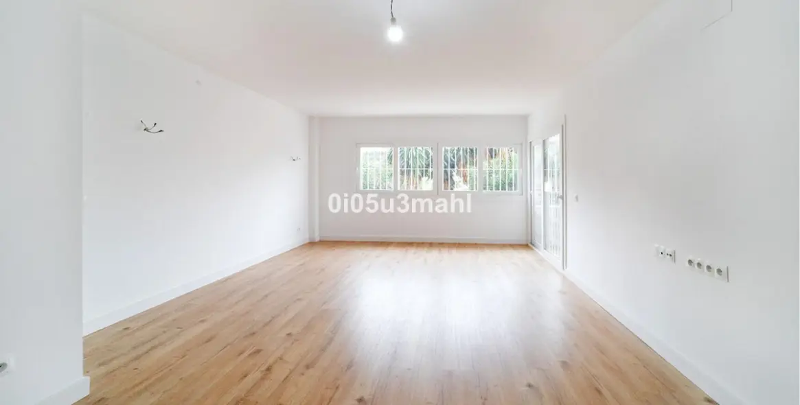 Venta de apartamento en planta media en El Palo 1