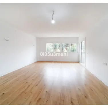 Venta de apartamento en planta media en El Palo