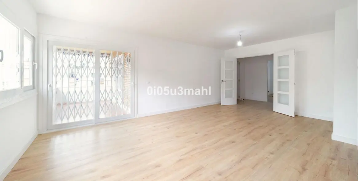 Venta de apartamento en planta media en El Palo 2