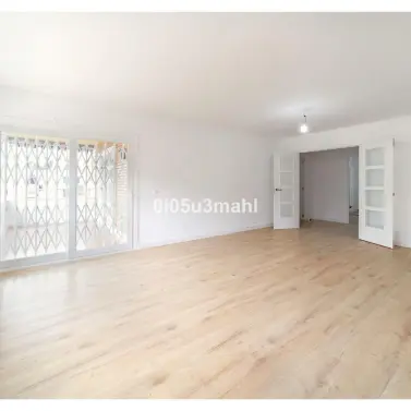 Venta de apartamento en planta media en El Palo